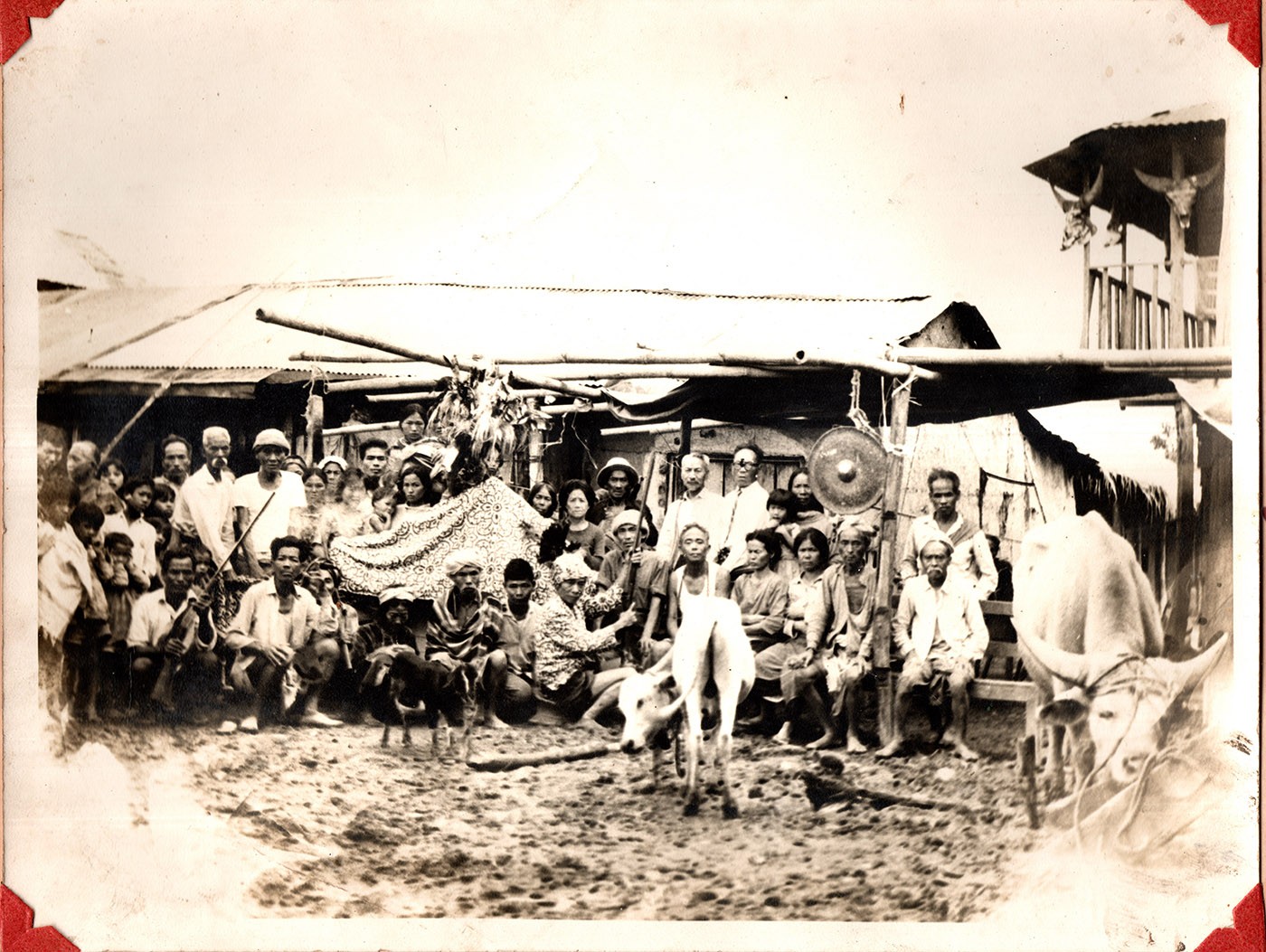 Pu Zenhang Valte was presented/ rewarded ‘The Khamen Chatpa’ by Maharaja Bodhachandra Singh, the last ruler of the Kingdom of Manipur for his contribution to Manipur 18th January, 1948 . It was celebrated with pomp at Bijang Loubuk (present day Zenhang Lamka) as seen in picture with the Khamen Chatpa Pheijom taken in the same year (circa 1948)
